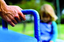 Crianças foram atacadas na rua por homem em liberdade condicional. O mais velho foi arrastado do parque onde brincava, perto de casa  