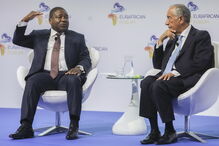 Filipe Nyusi e Marcelo Rebelo de Sousa durante conferência em Cascais