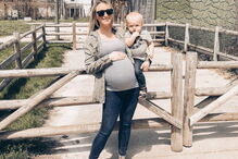 Ashley grávida de Piper com o filho mais velho ao colo