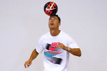 Ronaldo fez as delícias dos mais novos numa escola em Singapura