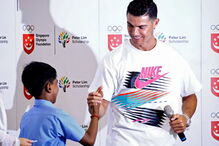 Ronaldo fez as delícias dos mais novos numa escola em Singapura