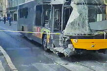 Autocarro ficou destruído pela colisão e por ter arrojado contra os prédios 