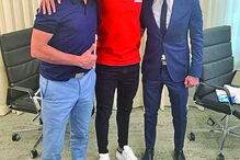 João Félix entre os empresários Moreira de Sá e Jorge Mendes, numa foto 