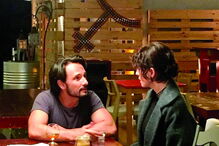 Lúcia Moniz contracena com Rodrigo Santoro em 'Solteira e Boa Rapariga'