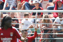 Milhares de adeptos saúdam campeões benfiquistas e reforços no Seixal