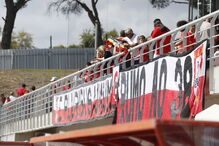 Milhares de adeptos saúdam campeões benfiquistas e reforços no Seixal