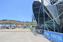 Cerca de uma dezena de jovens envolveu-se numa troca de agressões a cerca de 100 metros do palco 