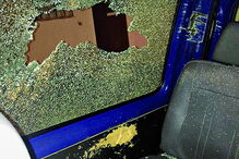 Carrinha da PSP sofreu diversos danos. Dois agentes ficaram feridos  