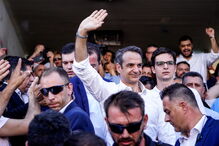 Kyriakos Mitsotakis vai liderar governo conservador com maioria absoluta no Parlamento
