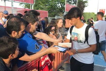 João Félix assinou os primeiros autógrafos, no dia em que integrou o estágio do Atlético de Madrid 