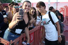 João Félix assinou os primeiros autógrafos, no dia em que integrou o estágio do Atlético de Madrid 