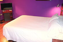 Quarto simples, com uma cama de casal, será a ‘casa’ do avançado português até dia 18.