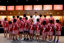 João Félix surpreende crianças sócias do Atlético de Madrid e distribui presentes