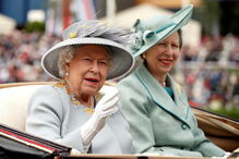 Princesa Anne com a mãe, Rainha Isabel II