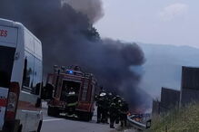 Porsche consumido pelas chamas na A11 em Guimarães 