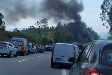 Porsche consumido pelas chamas na A11 em Guimarães 