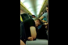 Grupo de 70 turistas vomita e causa estragos durante voo da Ryanair