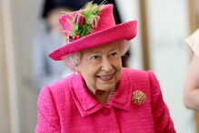 Rainha Isabel II recusa ajuda a a plantar árvore aos 93 anos de idade