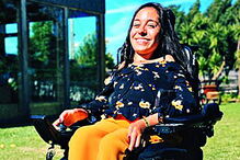 Beatriz tem 18 anos e sofre  de atrofia muscular  