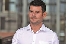 Apoiado pela mãe e por uma equipa de advogados experientes, Javier foi reconhecido como filho e herdeiro de Julio Iglesias 