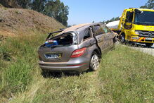 Dois jogadores menores entre seis feridos em despiste de carro na A1