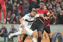 Diego (esq.), ex-FC Porto, foi  titular no Flamengo diante do Ath. Paranaense 