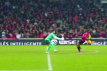 Diego Alves defendeu com as mãos fora da área e não viu o vermelho