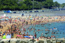 Calor intenso levou milhares de pessoas a refrescarem-se no mar. Temperatura da água ronda os 20 graus   