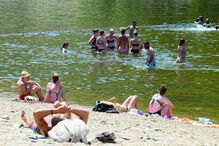 Um mergulho no rio foi a solução encontrada por muitos para enfrentarem o calor. As praias fluviais – neste caso, a de Palheiro e Zorro, em Coimbra –, ganham adeptos nesta altura