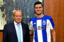 Iván Marcano ao lado de Pinto da Costa durante a oficialização do espanhol como reforço