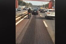 Motard emociona internet ao ajudar ambulância em emergência na Ponte 25 de Abril