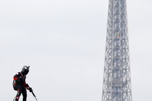 Homem sobrevoa parada militar em Paris com arma anti-drones no Dia Nacional de França