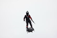 Homem sobrevoa parada militar em Paris com arma anti-drones no Dia Nacional de França