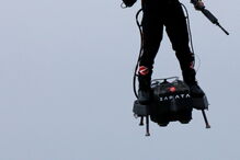 Homem sobrevoa parada militar em Paris com arma anti-drones no Dia Nacional de França