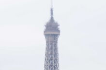 Homem sobrevoa parada militar em Paris com arma anti-drones no Dia Nacional de França