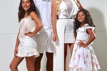 Luisão com a mulher e as filhas