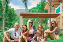 Luisão com a mulher e as filhas