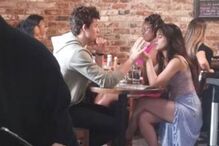 O casal foi fotografado durante um passeio