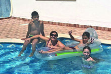 Dolores Aveiro está no Algarve com os netos Cristianinho e Dinis, e a filha de uma amiga 