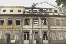 Incêndio destrói prédio no Centro Histórico do Porto