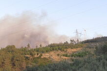 Sete meios aéreos e mais de 200 bombeiros combatem incêndio em Viseu