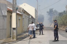 Incêndio junto a habitações em Carnide