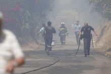 Incêndio junto a habitações em Carnide