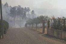 Aldeia cercada pelo fogo em Mação