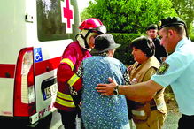Maria Alzira, mulher de António Joaquim, foi apoiada por elementos da GNR, Cruz Vermelha e bombeiros.  
