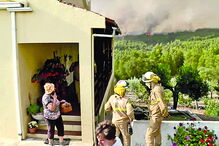 Habitação estava na linha do fogo, que já  se via ao longe numa grande mancha florestal  