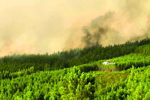 Meios aéreos foram usados para atacar as chamas, que ainda assim seguiram incontroláveis em direção às casas 