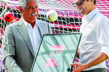 Luís Filipe Vieira recebe de Jonas um quadro com a capa do Livro que conta a vida do antigo avançado do Benfica  