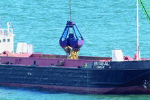Obras de dragagens no rio Sado, para a ampliação do porto de Setúbal, estão envoltas em críticas desde o seu início 