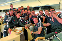 Cristiano Ronaldo partilhou nas redes sociais uma imagem no avião, a caminho da Ásia, com os vários companheiros de equipa num ambiente de descontração